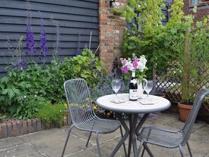Outdoor dining - 1 bedroom accommodation in Pembury, near Tunbridge Wells (Pembury, near Tunbridge Wells)