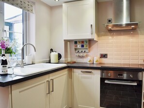 Dishwasher, cookware/dishes/utensils, freezer