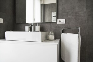 Dusche, kostenlose Toilettenartikel, Haartrockner, Bidet