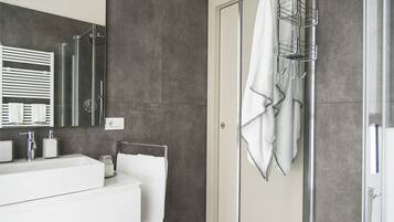 Douche, articles de toilette gratuits, sĂšche-cheveux, bidet