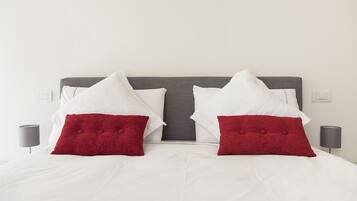 1 camera, cassaforte in camera, una scrivania, insonorizzazione