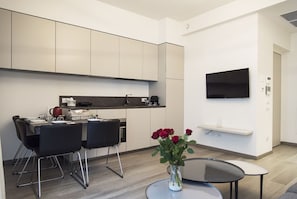 Fridge, oven, stovetop, dishwasher