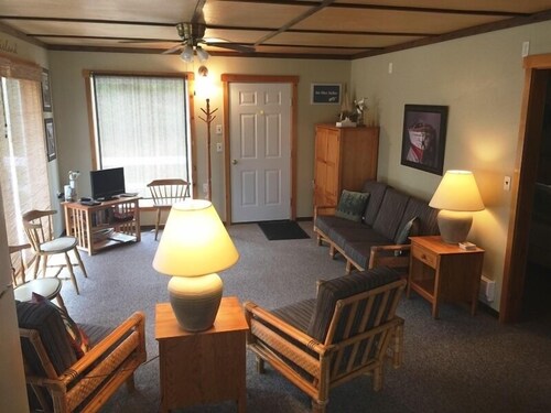 Willows - 2 Bed/1 Bath Cabin minutes from Downtown La Pointe!