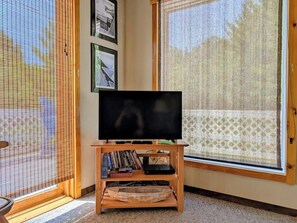 Interior - Willows - 2 Bed/1 Bath Cabin minutes from Downtown (La Pointe)