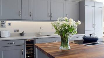 Lave-vaisselle, batterie de cuisine, vaisselle et ustensiles