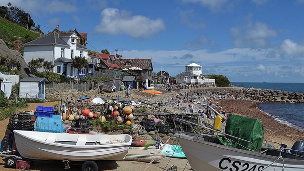 A coastal village with traditional houses, a beach, and boats. - 1 bedroom accommodation in Ventnor (Ventnor)
