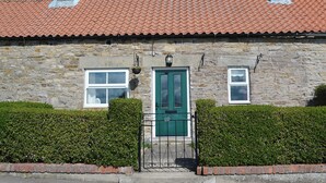 A stone house with a green door, two windows, and a red-tiled roof. - 1 bedroom accommodation in Caldwell, near Richmond (Caldwell, near Richmond)