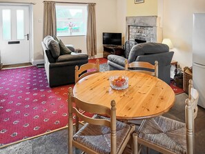 Fireplace - 1 bedroom accommodation in Caldwell, near Richmond (Caldwell, near Richmond)