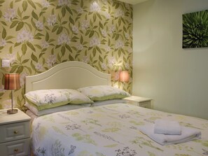 3 bedrooms, free WiFi, bed sheets, wheelchair access - 3 bedroom accommodation in Cwmbach, near Whitland (Cwmbach, near Whitland)