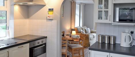 冷蔵庫、電子レンジ、食器洗い機、調理器具と食器