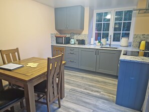 Dining - 2 bedroom accommodation in Penygroes, near Caernarfon (Penygroes, near Caernarfon)