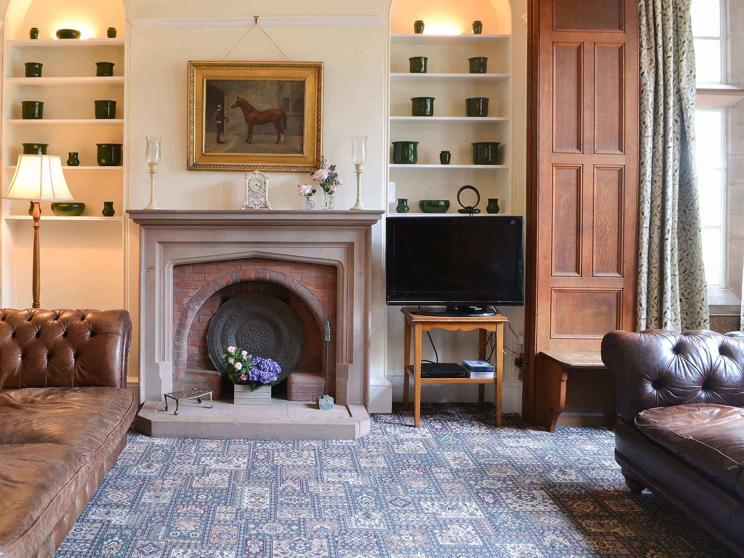 TV, fireplace