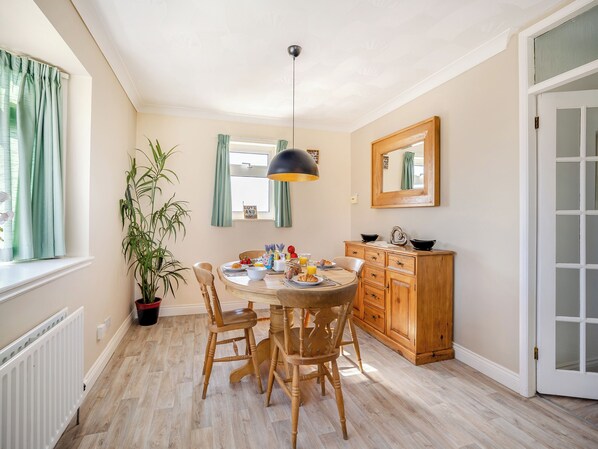Dining - 2 bedroom accommodation in Chapel St Leonards, near Skegness (Chapel St Leonards, near Skegness)