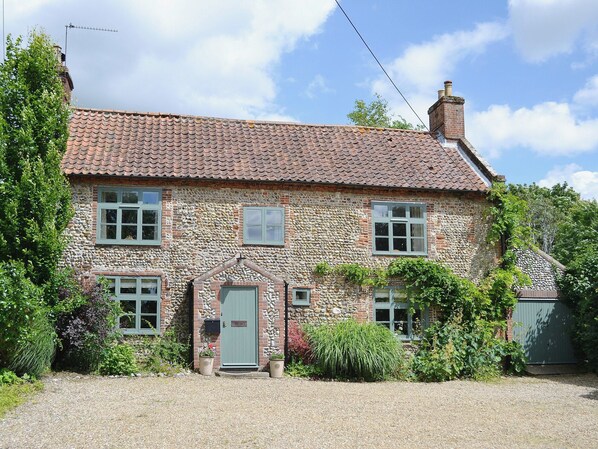 Exterior - 5 bedroom accommodation in Thornage, near Holt (Thornage, near Holt)