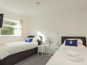 2 bedrooms, free WiFi, bed sheets - 2 bedroom accommodation in Wool, near Wareham (Wool, near Wareham)
