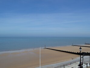 Beach - 2 bedroom accommodation in Holt (Holt)