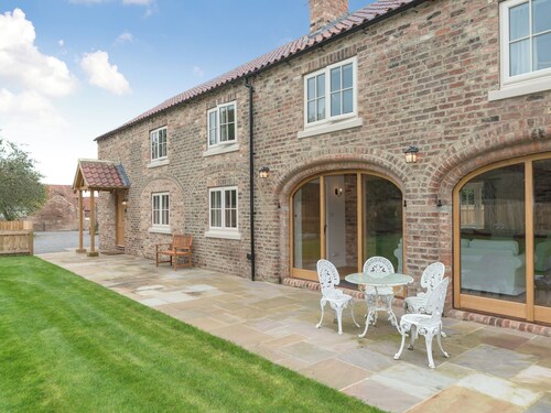 4 bedroom accommodation in Carlton Miniott, near Thirsk