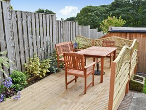 Outdoor dining - 2 bedroom accommodation in Cutthorpe, near Chesterfield (Cutthorpe, near Chesterfield)