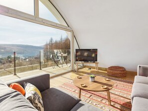 TV - Jill Strawbale House- UKC2935 (Strontian, near Fort William)