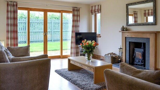 Una sala de estar con un sofá, una mesa de centro, una chimenea y un televisor.