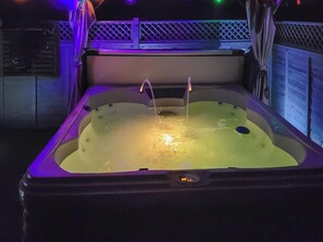Outdoor spa tub - 2 bedroom accommodation in Little Witley, near Worcestershire (Little Witley, near Worcestershire)