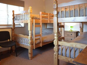 3 bedrooms, free WiFi, bed sheets, wheelchair access