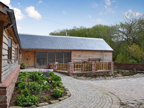 2 bedroom accommodation in Knapton Green, near Leominster