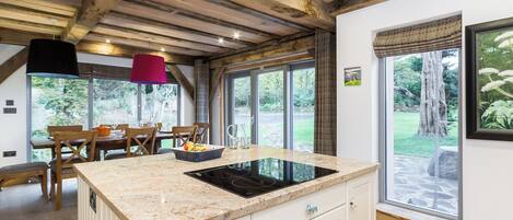 Lave-vaisselle, chaise haute, congélateur