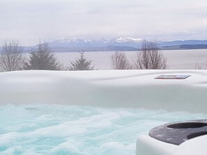Outdoor spa tub - 4 bedroom accommodation in Largs (Largs)