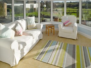 Fireplace - 3 bedroom accommodation in Tattingstone, near Ipswich (Tattingstone, near Ipswich)