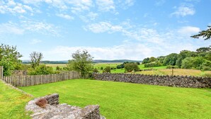 A rural landscape with a stone wall, a wooden fence, and a grassy field. - 2 bedroom accommodation in Meathop, near Grange-over-Sands (Meathop, near Grange-over-Sands)