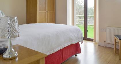 2 bedroom accommodation in Lympsham, near Weston-super-Mare