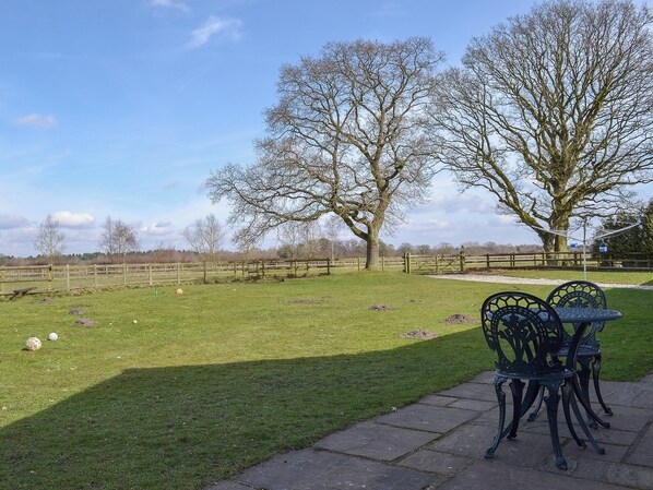 Outdoor dining - 1 bedroom accommodation in Lower Withington, near Knutsford (Lower Withington, near Knutsford)
