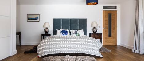 4 bedrooms, WiFi (free), bed sheets
