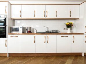 Een vaatwasser, een kinderstoel