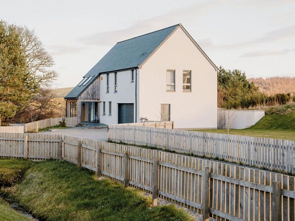 Exterior - 4 bedroom accommodation in Duthil, Carrbridge, near Aviemore (Duthil, Carrbridge, near Aviemore)