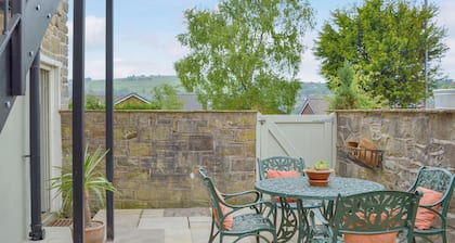 2 bedroom accommodation in Mossley