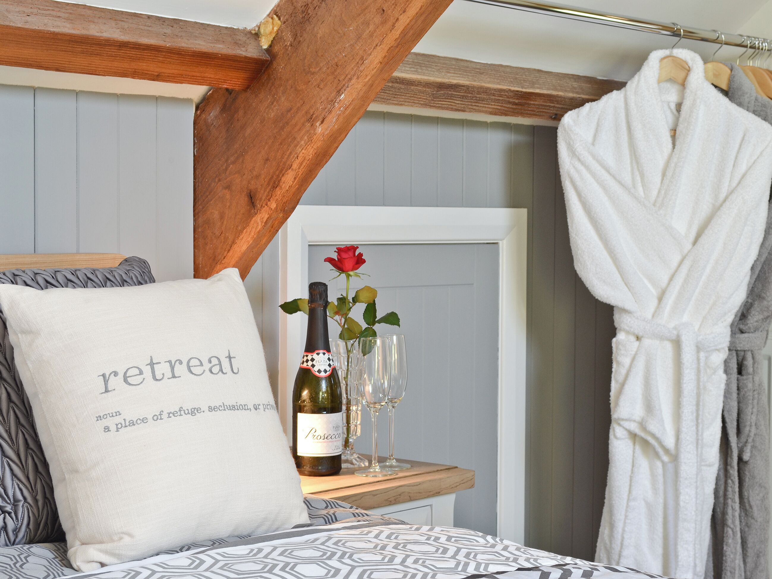 2 室のベッドルーム、WiFi (無料)、ベッドシーツ