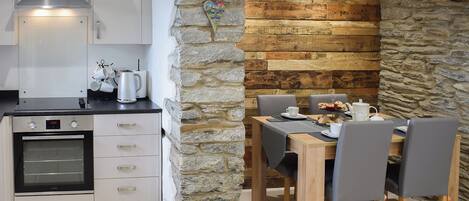 Een vaatwasser, een kinderstoel