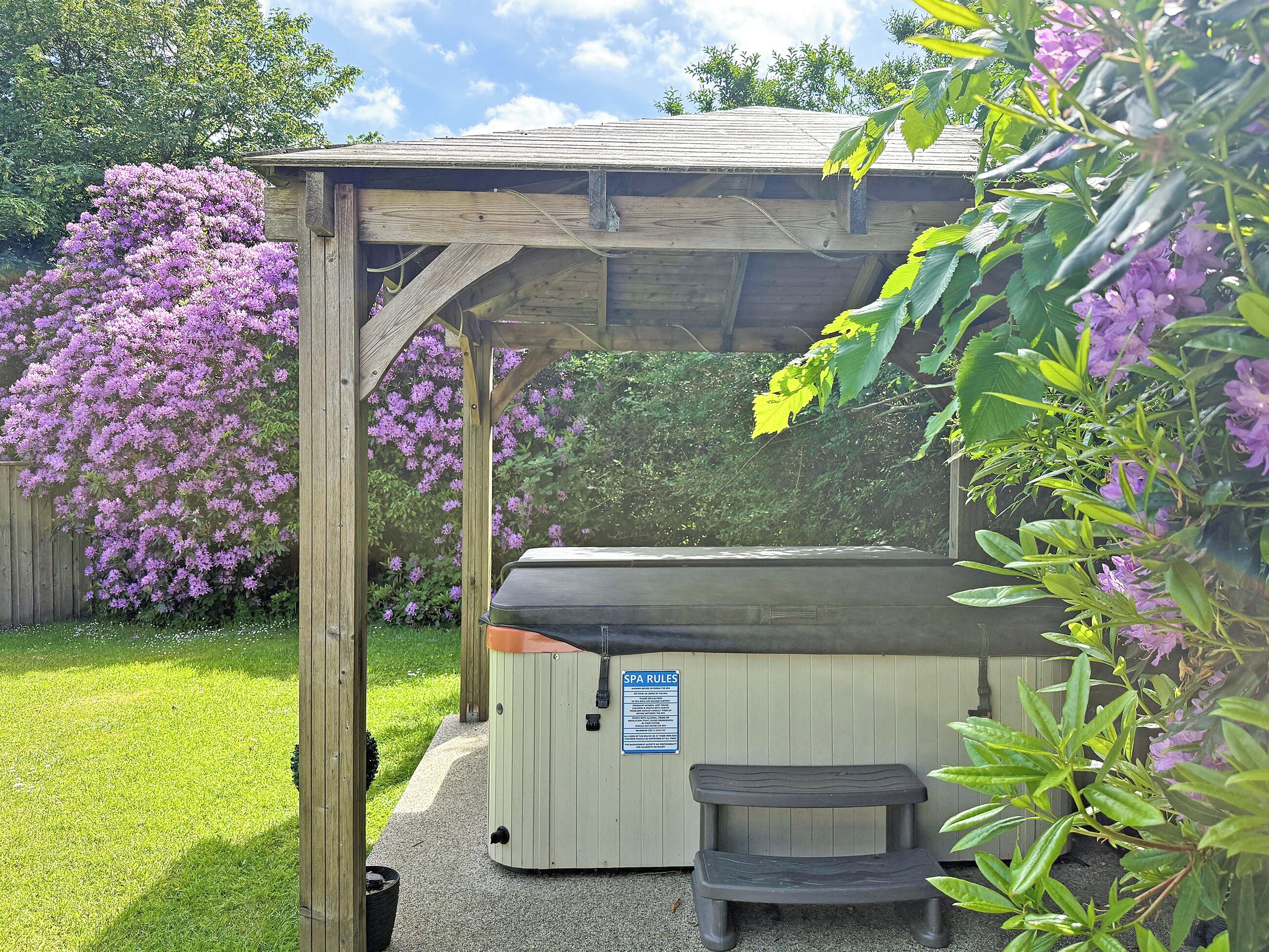 Outdoor spa tub