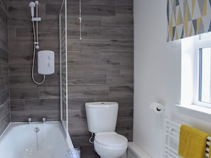 A bathroom with a bathtub, toilet, and shower. - 2 bedroom accommodation in Boncath, near Cardigan (Boncath, near Cardigan)