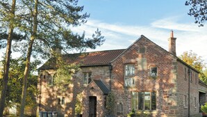 Exterior - 4 bedroom accommodation in Low Dinsdale (Low Dinsdale)