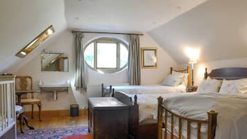4 bedrooms, free internet, bed sheets