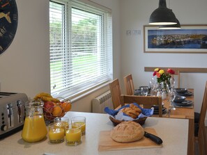 Dining - 3 bedroom accommodation in Port Isaac, near Wadebridge (Port Isaac, near Wadebridge)