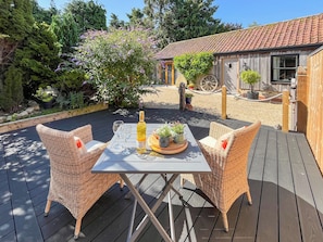 Outdoor dining - 1 bedroom accommodation in Benniworth, near Market Rasen (Benniworth, near Market Rasen)