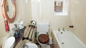 A bathroom with a toilet, bidet, sink, and bathtub. - The Plover - UKC2845 (Blakeney, near Holt)