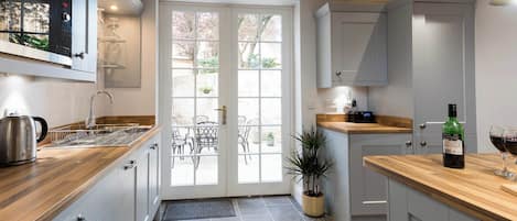 Dishwasher, cookware/dishes/utensils