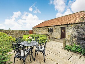 Outdoor dining - 2 bedroom accommodation in Glaisdale (Glaisdale)