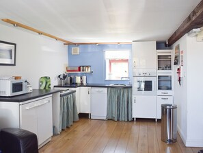 Oppvaskmaskin og høy barnestol