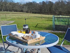 Outdoor dining - Honey Meadow Cottage (Sharpthorne, near Haywards Heath)